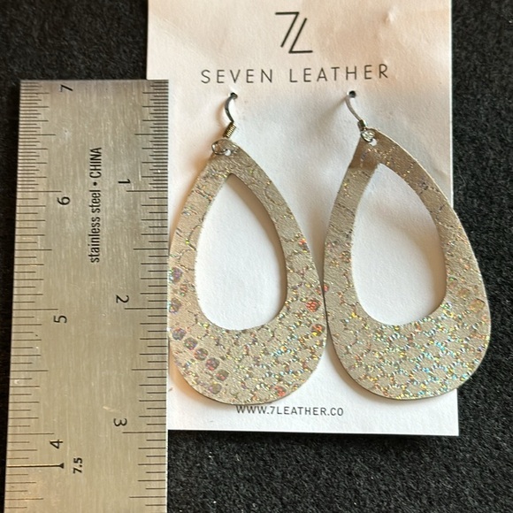 Seven Leather new stamped earrings pretty lightweight metallic pierced e… - Picture 5 of 6